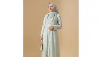 7 Model Mix and Match Gamis Brokat dan Hijab untuk Tampilan Mewah dan Anggun