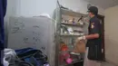 Polisi menggeledah rumah MA, terduga teroris Thamrin di Kampung Sanggrahan RT 02 RW 03, Kembangan, Jakbar, Jumat (15/1/2016). Polisi juga menggeledah rumah DI pelaku bom bunuh diri yang tidak jauh dari lokasi tempat tinggal MA. (Liputan6.com/Angga Yuniar)