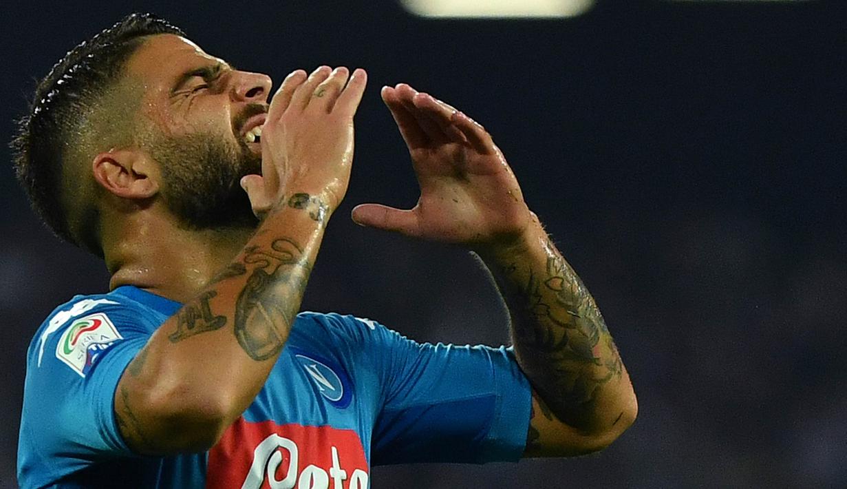 Striker Napoli, Lorenzo Insigne, tampak kecewa usai gagal mencetak gol ke gawang Inter Milan pada laga Serie A Italia di Stadion San Paolo, Naples, Sabtu (21/10/2017). Napoli bermain imbang 0-0 dengan Inter Milan. (AFP/Alberto Pizzoli)