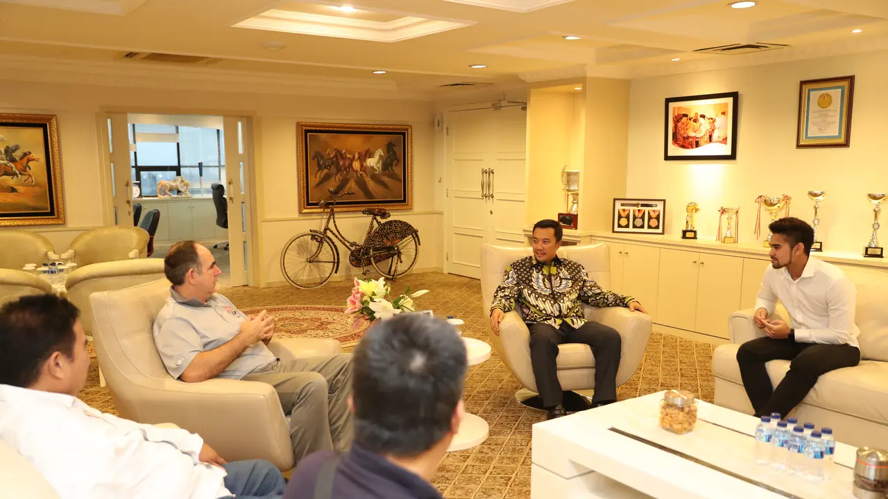 Menpora Imam Nahrawi saat menerima kunjungan Ketua Federasi Jet Ski Dunia Mr. Scott bersama Ketua Indonesia Jetsport Boarding Association (IJBA) yang sekaligus Ketua Federasi Jet Ski Asia Syaiful Ihsan (Kemenpora)
