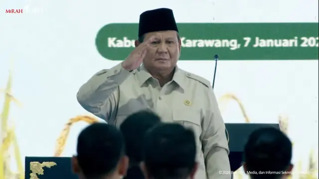 Presiden Prabowo Subianto memberikan hormat