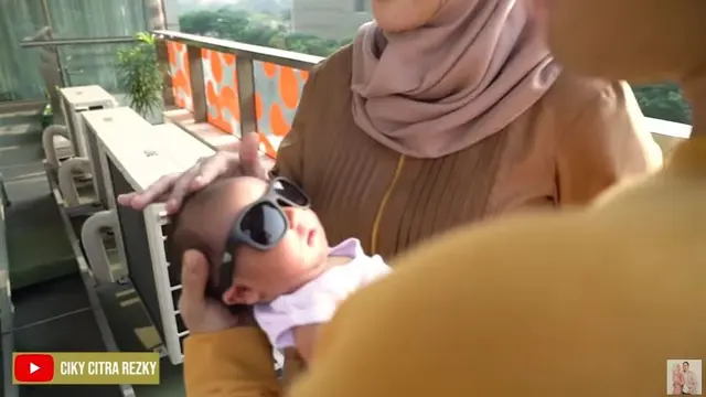 6 Potret Baby Keene Atharrazka Berjemur Pakai Kacamata, Bikin Gemas