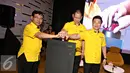 Presiden Direktur Maybank Finance Alexander (tengah) bersama Direktur Maybank Anton Sutjipto dan Miki Effendi menekan tombol tanda diresmikannya identitas baru BII Finance menjadi  Maybank Finance, Jakarta, Kamis (7/1). (Liputan6.com/Immanuel Antonius)