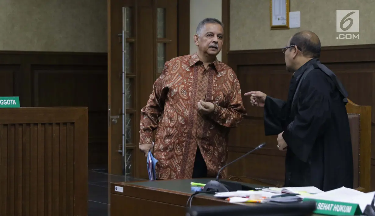 Terdakwa kasus dugaan suap proyek PLTU Riau-1 yang juga mantan Dirut PLN, Sofyan Basir (kiri) bersama penasehat hukumnya  saat jeda sidang lanjutan di Pengadilan Tipikor, Jakarta, Senin (15/7/2019). Sidang beragendakan mendengar keterangan saksi-saksi. (Liputan6.com/Helmi Fithriansyah)