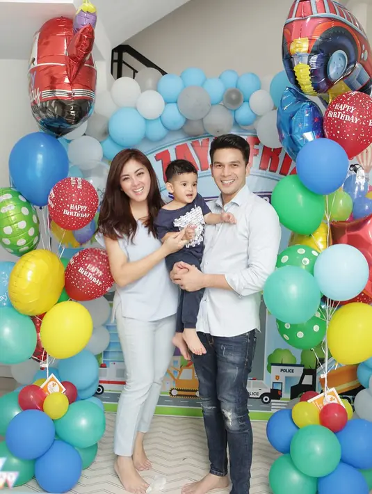 "Be a good boy my son, yang kadang suka bikin mama sebel karena nemplok sm papa melulu klo papa lagi dirumah huhu mama dicuekin hiikks (siapa yang kayak gini mom dirumah?)," tulis istri Ijonk. (Instagram/dhenafrizzy)