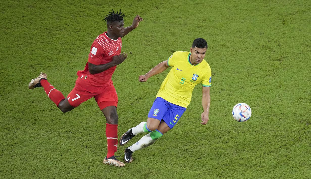 Casemiro juga pandai dalam membaca permainan yang dilakukan timnas Swiss. Ia benar memahami di mana dirinya seharusnya berada saat serangan dilancarkan oleh lawannya saat itu. (AP Photo/Darko Bandic)