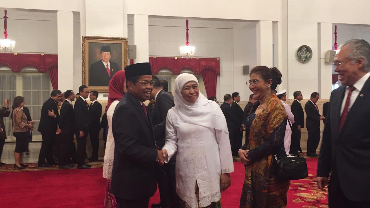 Khofifah Indar Parawansa menyalami penggantinya sebagai Menteri Sosial Idrus Maraham (Liputan6.com/Lizsa Egeham)