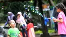 Anak-anak bermain gelembung saat berkunjung ke Ragunan, Jakarta, Minggu (25/12). Ragunan masih menjadi tempat favorit warga untuk mengisi libur panjang. (Liputan6.com/Helmi Afandi)
