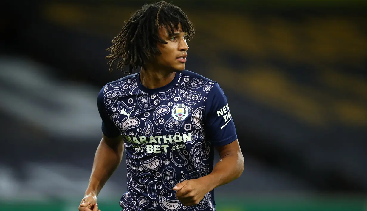 Nathan Ake. Bek asal Belanda yang baru musim ini berseragam Manchester City hanya 10 kali tampil di Premier League musim ini. Posisinya terpinggirkan oleh Ruben Dias dan John Stones yang tampil apik menggalang pertahanan The Citizens. (AFP/Marc Atkins/Pool)