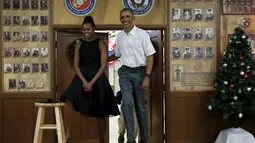 Presiden AS Barack Obama bersama ibu negara Michelle Obama tiba untuk memberikan pidato kepada anggota Marine Corps Base Hawaii saat resepsi Natal di Kaneohe Bay, Hawaii (25/12/2015).  (REUTERS/Jonathan Ernst)