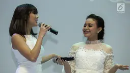Penyanyi Gisella Anastasia (kiri) dan Rossa (kanan) saat bernyanyi bersama dalam acara konferensi pers Brand Ambassador Oriflame di Jakarta, Kamis (1/2). (Liputan6.com/Faizal Fanani)