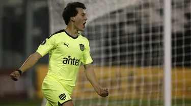 Gelandang Penarol dari Urugay, Facundo Pellistri berselebrasi usai mencetak gol ke gawang Colo Colo dari Chile pada pertandingan fase grup Copa Libertadores di stadion Monumental di Santiago pada 15 September 2020.  Facundo Pellistri resmi menjadi pemain Manchester United. (AFP/Marcelo Hernandez)