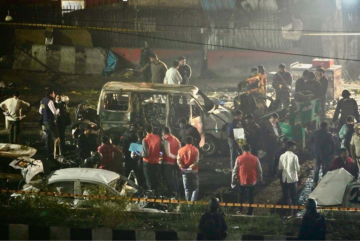 FOTO:  Ledakan Bom Mobil Guncang Delhi, 10 Tewas di Dekat Benteng Merah