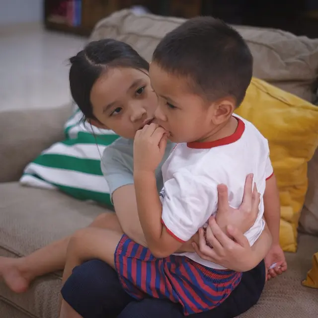 Jadi Anak Sulung, Ini 6 Potret Kana Sybilla Bramantyo Momong Keempat Adiknya