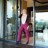 Mantap berhijab, penampilan baru Tya Ariestya dalam balutan hijab banjir pujian. (Instagram/tya_ariestya).