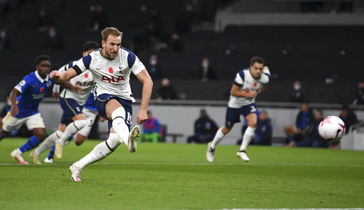 Pemain Tottenham Hotspur Harry Kane mencetak gol ke gawang Brighton and Hove Albion pada pertandingan Liga Premier Inggris di Tottenham Hotspur Stadium, London, Minggu (1/11/2020). (Mike Hewitt/Pool via AP)