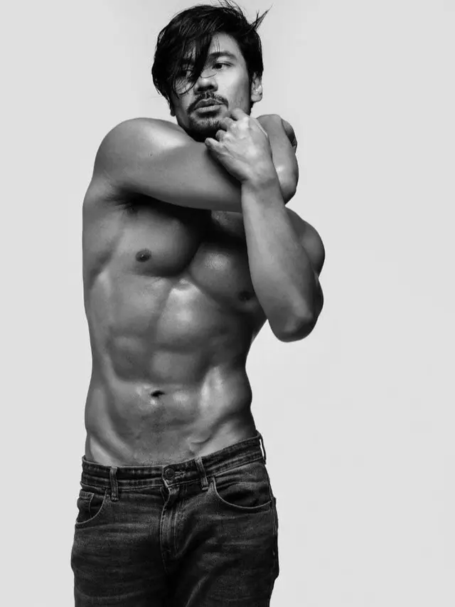 Potret Chicco Jerikho yang Pancarkan Aura Hot Daddy