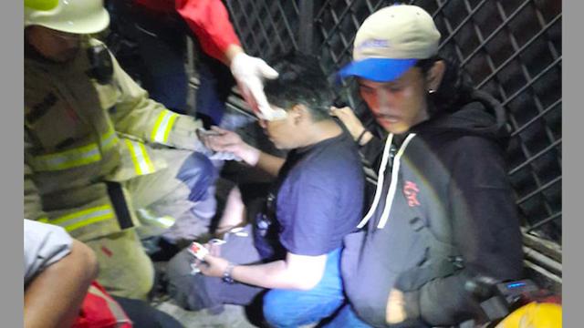 Petugas dari Dinas Pemadam Kebakaran tengah melakukan evakuasi sejumlah pengujung hotel F2 yang kebakaran. (Istimewa)