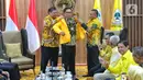 Gubernur Jawa Barat Ridwan Kamil saat memakai jas kuning yang diberikan langsung oleh Ketum Partai Golkar Airlangga Hartarto di DPP Golkar, Jakarta,Rabu (18/1/2023).  Ridwan Kamil resmi bergabung dengan Partai Golkar. (Liputan6.com/Angga Yuniar)