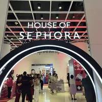 House of Sephora tahun ini menggarisbawahi beberapa tren kecantikan yang berfokus pada inovasi dan personalisasi. Berdasarkan acara yang berlangsung, berikut adalah beberapa tren utama yang diprediksi akan menjadi favorit para penggemar kecantikan