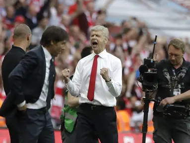 Arsene Wenger (tengah) meluapkan kegembiraannya usai laga Final Piala FA 2016-2017 di Stadion Wembley, London, Sabtu (27/5). Arsenal mengalahkan Chelsea 2-1 dalam laga final tersebut. (AP Photo)