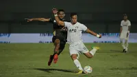 Pemain Persik Kediri, Renan Da Silva (kanan), berebut bola dengan pemain Dewa United, Ricky Kambuaya, saat pertandingan pekan keempat BRI Liga 1 2023/2024 yang berlangsung di Stadion Indomilk Arena, Tangerang, Jumat (21/7/2023). (Bola.com/Ikhwan Yanuar)