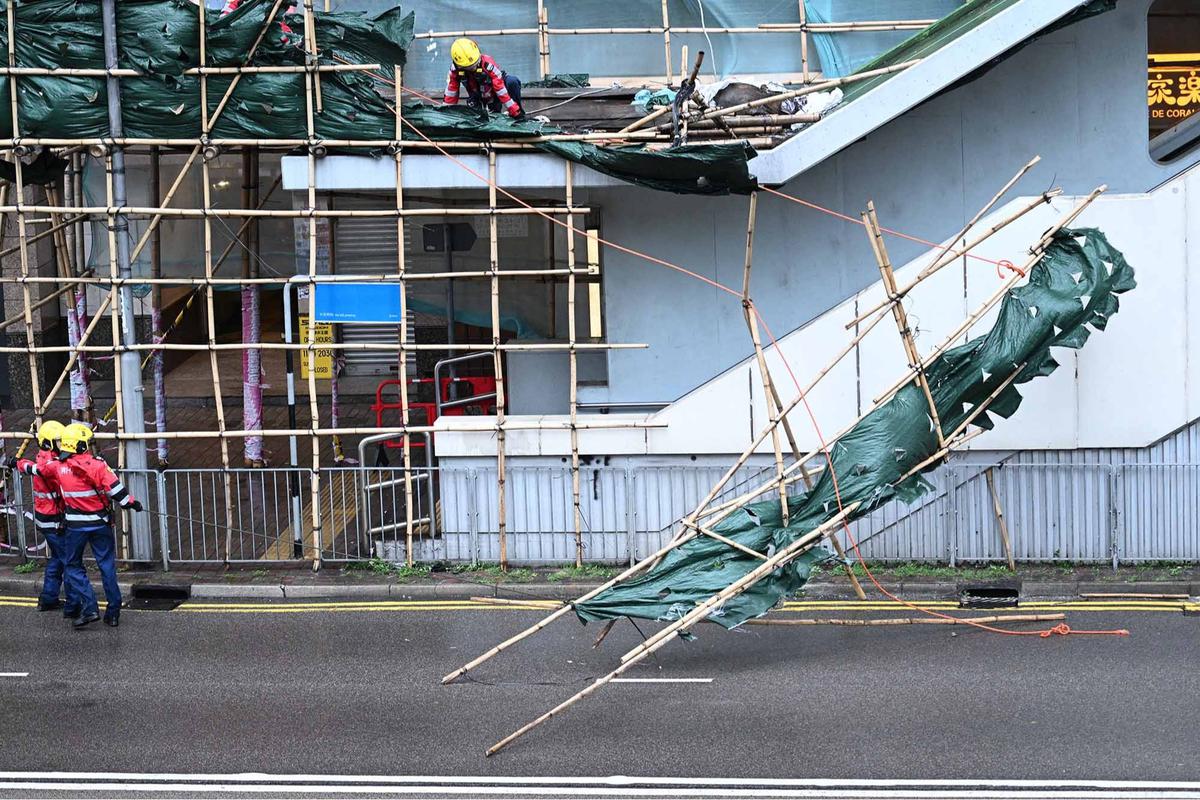 FOTO: Topan Wipha Lumpuhkan Hong Kong, Peringatan Tertinggi Diberlakukan
