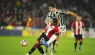 Harry Maguire&nbsp;(kanan) berebut bola dengan Cameron Archer pada pertandingan&nbsp;Liga&nbsp;Inggris antara Sheffield United dan Manchester United (MU) di Bramall Lane di Sheffield, Inggris, Sabtu, 21 Oktober 2023. (AP/Jon Super)