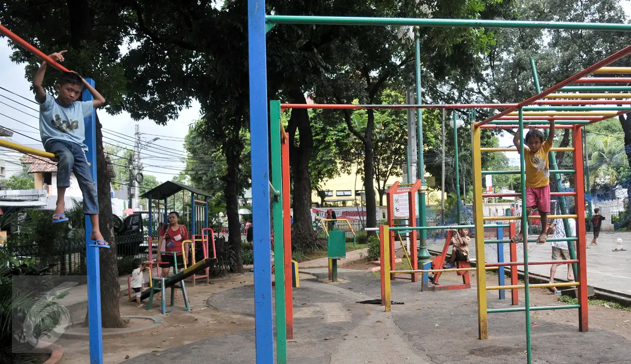  Sejumlah anak memanfaatkan fasilitas bermain di RPTRA Amir Hamzah, Pengangsaan, Menteng, Jakarta Pusat, Rabu (1/3). Pemprov DKI Jakarta ajak pihak swasta kembali berkontribusi membangun RPTRA melalui program CSR. (Liputan6.com/Yoppy Renato)