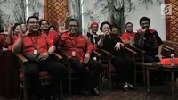 Ketua Umum PDIP Megawati Soekarnoputri didampingi Sekjen PDIP Hasto Kristiyanto dan Djarot Syaiful Hidayat saat menghadiri peluncuran Atribut Milenial di Kantor DPP PDIP, Jakarta, Kamis (20/9). (Merdeka.com/Iqbal S. Nugroho)