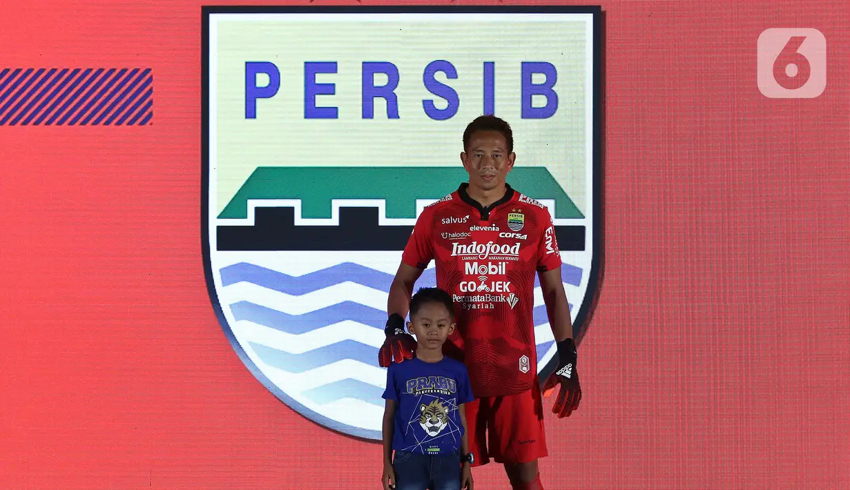 Kiper Persib berpose mengenakan jersey untuk Shopee Liga 1 2020 saat acara Launcing di Hotel Fairmont, Jakarta, Senin (24/2/2020). Shopee Liga 1 2020 diikuti 18 klub terbaik Indonesia. (Liputan6.com/Johan Tallo)