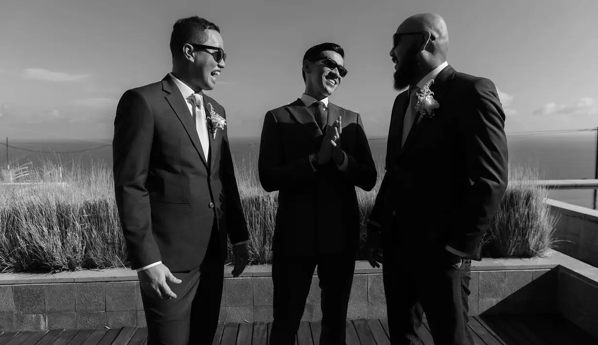 Tak lupa Molen, Ryo Wicaksono dan Bobby Mandela sebagai BKR Brothers unjuk foto dramatis. [Instagram @bobciaw]