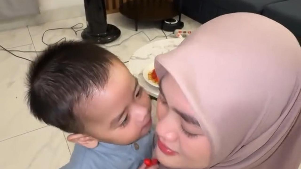 Henny Rahman Pilih Buat Kue Ulang Tahun Sendiri untuk Sang Putra, Haru Lihat Tumbuh Kembang Anak