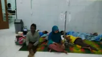 Pasien keracunan massal hajatan Kampung Laut, Cilacap dirawat di selasar Puskesmas. (Foto: Liputan6.com/Nurindra Wahyu/Muhamad Ridlo)