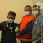 Tersangka kasus korupsi bansos Covid-19 Matheus Joko Santoso digiring petugas di Gedung KPK, Jakarta, Minggu (6/12/2020). KPK menahan tiga orang tersangka yakni pejabat pembuat komitmen di Kemensos Matheus Joko Santoso serta pihak swasta Ardian IM dan Harry Sidabuke (Liputan6.com/Herman Zakharia)