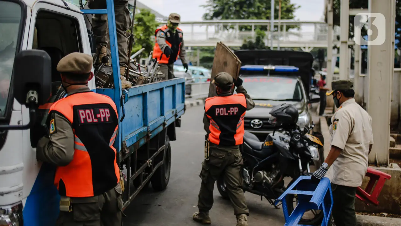 FOTO: PSBB Diperpanjang, PKL Tanah Abang Kembali Ditertibkan