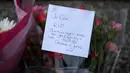 Sebuah kartu ucapan duka mengenang kematian anggota parlemen oposisi Partai Buruh Inggris, Jo Cox di Parliament Square, London, Kamis (16/6). Jo Cox tewas akibat luka tembak di dada dan kepala, serta beberapa luka tusukan. (REUTERS/Neil Hall)
