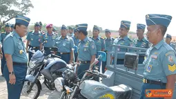 Citizen6, Surabaya: Dalam rangka menunjang kegiatan opersional di lembaga pendidikan, Ksal Laksamana TNI Soeparno memberikan bantuan 162 sepeda dinas bagi Kobangdikal di Joglo Moelyadi, Kesatrian Bumimoro, Senin, (22/10).(Pengirim: Penkobangdikal). 