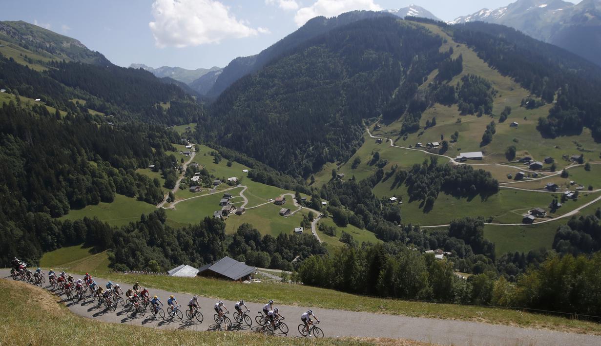 Para pebalap berusaha melewati tanjakan pada etape ke-11 Tour de France dari Albertville dan finish di La Rosiere Espace San BernardoPrancis (18/7/2018). Etape ini menempuh jarak 108.5 kilometers. (AP/Christophe Ena )
