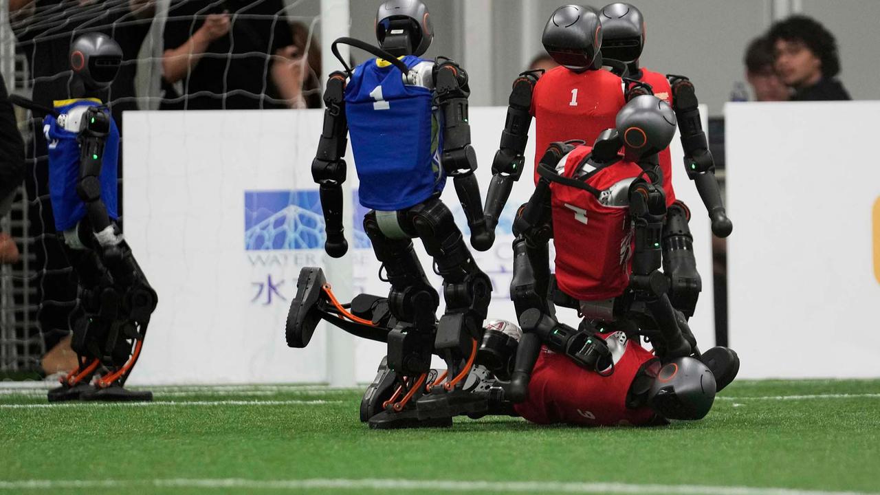 FOTO: Aksi Seru Robot Humanoid Main Bola Jelang World Humanoid Robot Games 2025