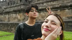 Seru menikmati momen liburan bareng, Cassandra Lee dan Ryuken Lie memilih untuk menikmati waktu bersama ke Candi Borobudur. Sebagai salah satu tempat bersejarah, banyak selebriti yang memilih untuk menikmati liburan ke candi tersebesar di Indonesia tersebut. (Liputan6.com/IG/@cassandraslee)