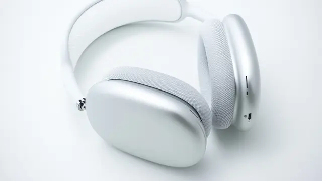 White AirPods Max