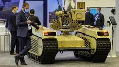 Kendaraan darat tak berawak THeMIS (Tracked Hybrid Modular Infantry System) buatan Estonia dipamerkan pada Pameran Pertahanan Maritim Internasional Doha atau Doha International Maritime Defense Exhibition (DIMDEX) di Doha, Qatar, 21 Maret 2022. (KARIM JAAFAR/AFP)