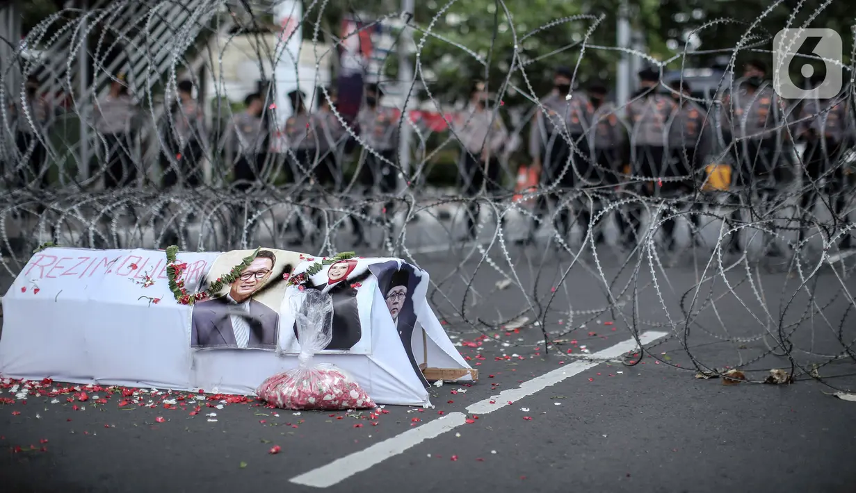 Beranda bertempelkan gambar para menteri dihadirkan saat massa yang tergabung dalam BEM Nusantara menggelar aksi di kawasan Patung Kuda, Jakarta, Kamis (1/9/2022). Dalam aksinya mereka menolak naiknya harga BBM yang dinilai merugikan rakyat kecil. (Liputan6.com/Faizal Fanani)