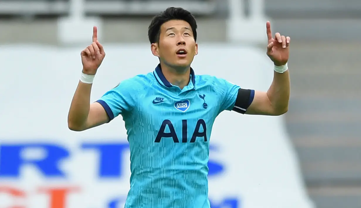 Striker Tottenham Hotspur, Son Heung-Min berselebrasi usai mencetak gol ke gawang Newcastle United pada pertandingan lanjutan Liga Inggris di St James 'Park di Newcastle-upon-Tyne , Inggris (15/7/2020). Tottenham menang 3-1 atas Newcastle. (AFP/Stu Forster)