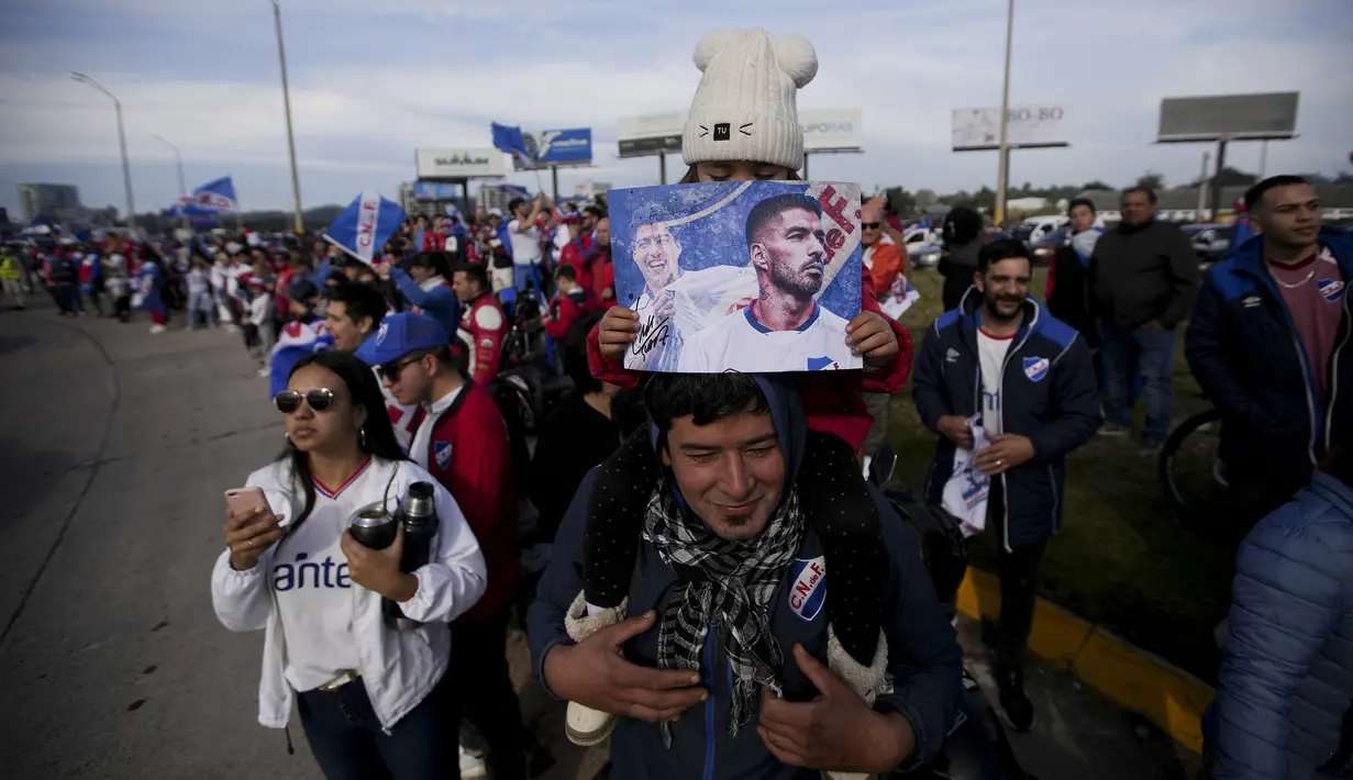 Para fans menyambut kedatangan Luis Suarez saat menghadiri upacara penyambutan sebagai pemain baru Nacional di Stadion Gran Parque Central, di Montevideo, pada 31 Juli, 2022. Luis Suarez kembali ke Uruguay untuk bergabung dengan Nacional, klub tempat ia memulai karirnya 17 tahun lalu sebagai salah satu striker terbaik di generasinya. (AFP/Matilde Campodonico)