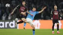 Babak pertama dimulai, Napoli berusaha untuk langsung menekan pertahanan Milan. Lini belakang Milan berusaha menghalau serbuan-serbuan dari Victor Osimhen dan kawan-kawan.  (AP Photo/Andrew Medichini)
