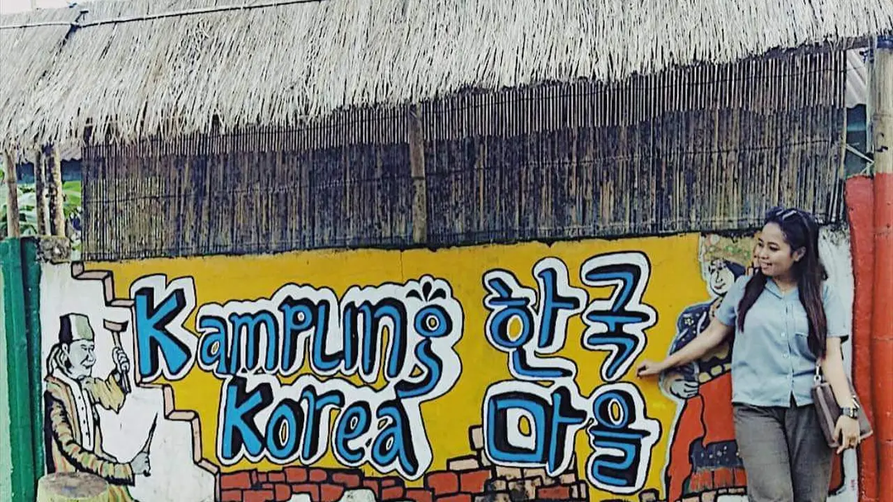 Salah satu pintu masuk Kampung Korea Baubau, dijadikan spot foto oleh pengunjung.(Liputan6.com/Ahmad Akbar)