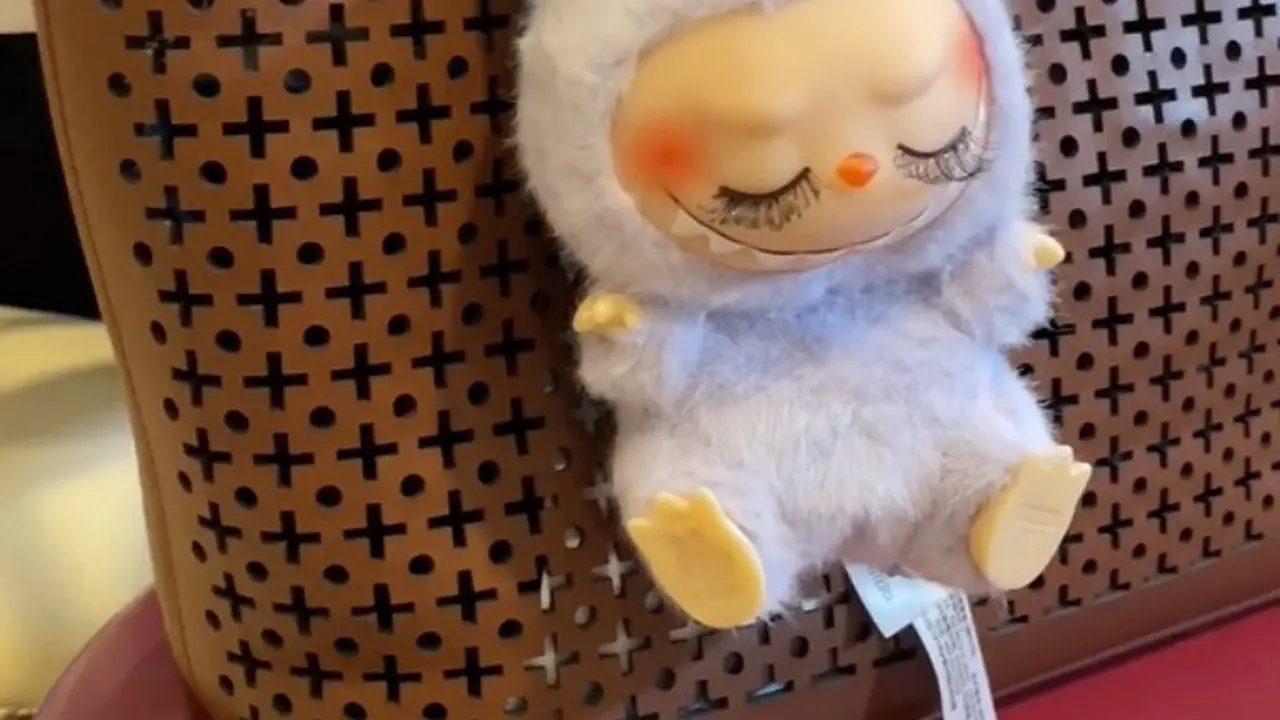 Boneka Labubu Tampil Makin Unik dengan Eyelash dan Nail Art.  foto: istimewa