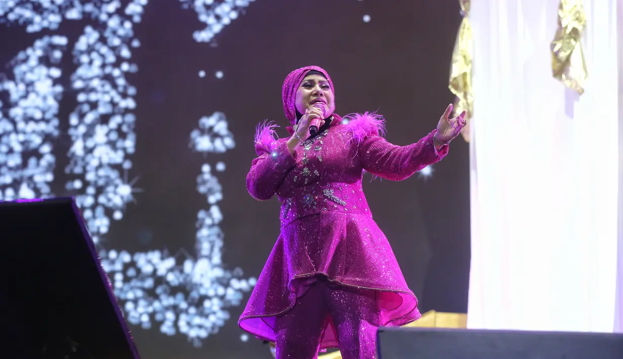 Pedangdut 73 tahun itu juga membawakan lagu-lagu populernya yang lain. Mulai dari 'Gula-Gula', 'Bisik-Bisik Tetangga', hingga 'Mandi Madu'. [Foto: Adrian Putra/Fimela]